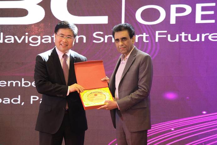 Gary Huang presented souvenir to Dr. Khalid Maqbool Siddiqui